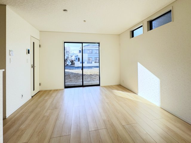 葛飾区水元４丁目新築戸建【水元小学校：5分】の居間・リビング|16帖リビングダイニングキッチン