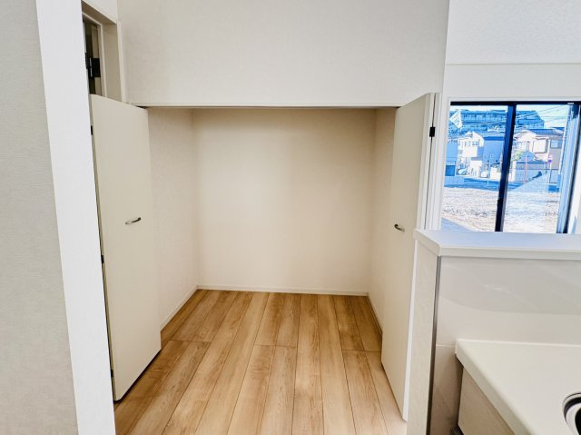 葛飾区水元４丁目新築戸建【水元小学校：5分】の収納|キッチン横・収納スペース