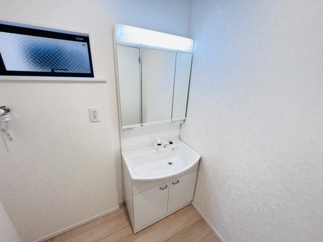 葛飾区水元４丁目新築戸建【水元小学校：5分】の独立洗面台|シャワーヘッド付き三面鏡洗面化粧台