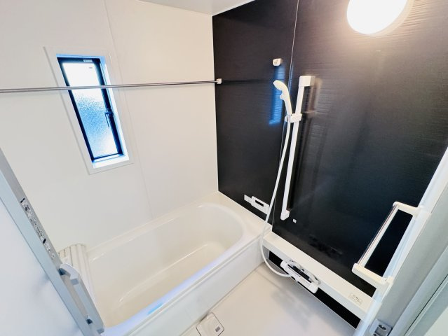 葛飾区水元４丁目新築戸建【水元小学校：5分】の浴室|手元で水流切り替えシャワーヘッド・足を伸ばせる広々浴槽で毎日リラックス♪