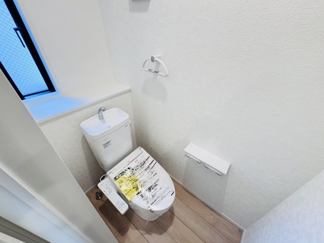 葛飾区水元４丁目新築戸建【水元小学校：5分】のトイレ|温水洗浄暖房便座つきトイレ