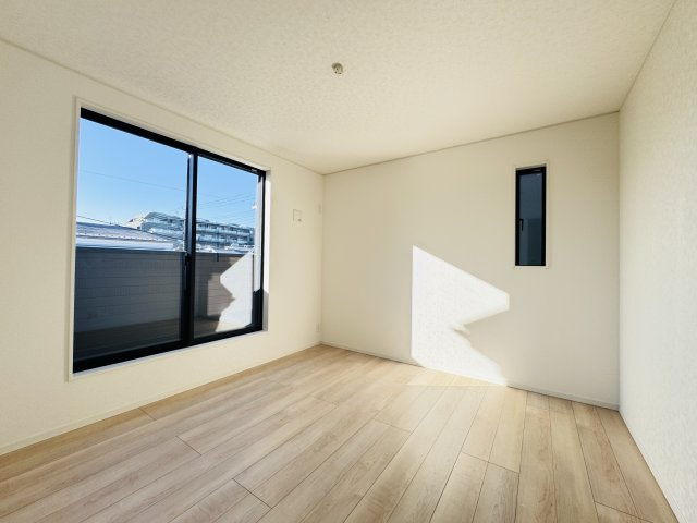 葛飾区水元４丁目新築戸建【水元小学校：5分】の寝室|6.1帖寝室・南側バルコニー前の明るいお部屋です♪
