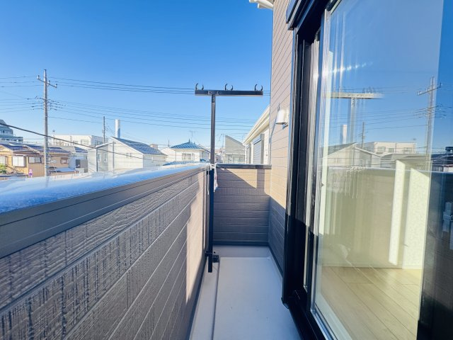 葛飾区水元４丁目新築戸建【水元小学校：5分】のバルコニー|寝室前南向きバルコニー・日当たり良好♪
