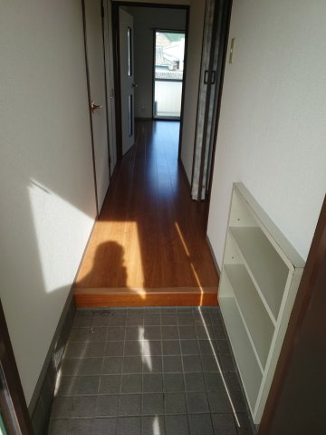 串間市大字西方のアパートの玄関