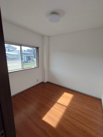 串間市大字西方のアパートの洋室