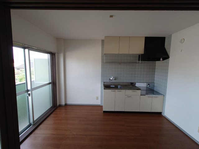 串間市大字西方のアパートの居間・リビング