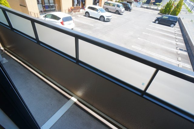 エントピア梅美Bのバルコニー|バルコニーからの眺めを楽しみながら食事をしませんか