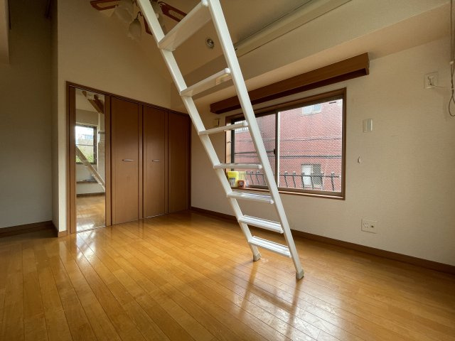 狛江市中和泉１丁目のアパートの居間・リビング