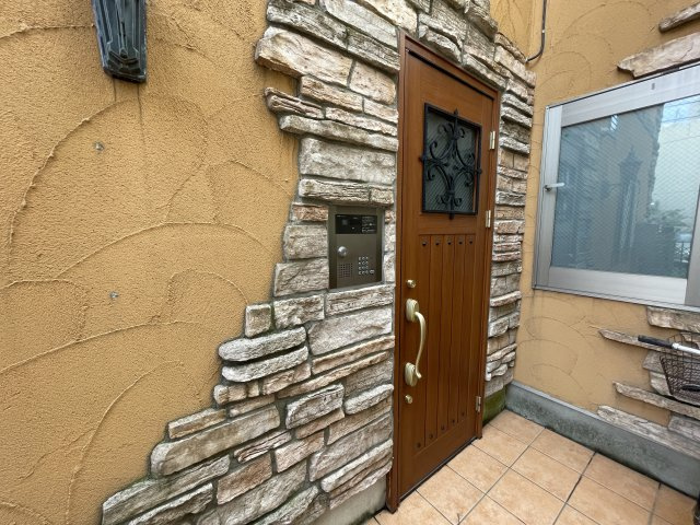 狛江市中和泉１丁目のアパートのエントランス