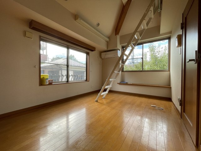 狛江市中和泉１丁目のアパートの居間・リビング