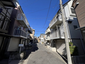 【前面道路含む現地写真】 | 江戸川区南小岩２丁目 売戸建 | 南西側公道(42条1項1号)幅員約4.0ｍ