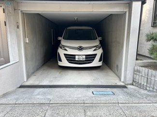 【駐車場】 | 江戸川区南小岩２丁目 売戸建 | シャッター入口高さ 約1.9ｍ・横幅 約2.8ｍ・奥行 約6.2ｍ・車庫内高さ 約2.0～2.1ｍ
