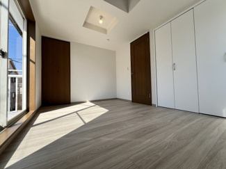 【洋室】 | 江戸川区南小岩２丁目 売戸建 | ベランダから日差しが入る６帖洋室
