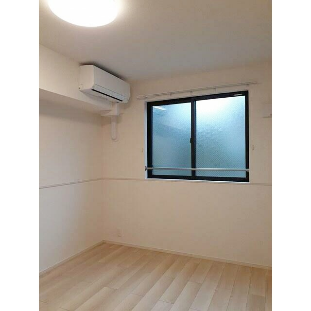 メナージュ・リアンの寝室|白を基調としたお洒落なフローリングタイプ