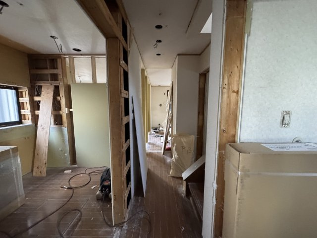 現在リフォーム中の1階部分になります。2026年2月フルリフォーム完成予定です。クロス張替え、フロアタイル重ね張り、室内クリーニング予定です。