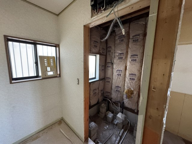 現在リフォーム中の洗面部分になります。2026年2月フルリフォーム完成予定です。洗面台交換、クロス張替え、クッションフロア貼替、室内クリーニング予定です。