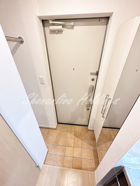 プラシードの玄関|コート掛け・大型シューズボックス付き