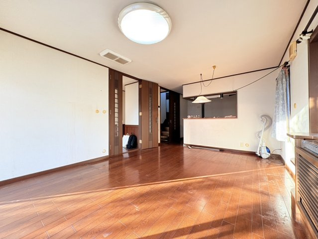 唐櫃台２丁目一戸建の居間・リビング|こちらの居間で趣味の時間をお楽しみください