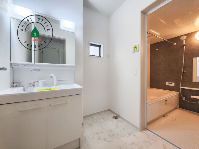 福岡市西区愛宕1丁目第3-2棟（1号棟）　の内観：施工例|ゆとりの洗面スペースで朝の身支度もスムーズに。暮らしを快適に変えるシャワー付洗面台です！