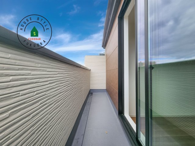 福岡市西区愛宕1丁目第3-2棟（1号棟）　の外観：施工例|風をしっかりと感じられるバルコニーでは、毎日が洗濯日和です。広々としているので洗濯も楽しくなるでしょうし、気分転換にバルコニーからの眺めを楽しむのもいいでしょう。