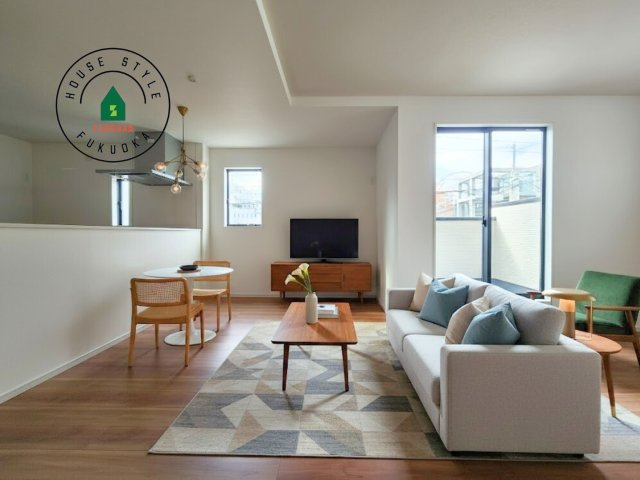 福岡市西区愛宕1丁目第3-2棟（1号棟）　の内観：施工例|明るく開放的なリビングダイニングは豊かな陽光が注ぎ込み、やすらぎの空間を演出してくれます。ご家族で楽しいひとときをお過ごし下さい。※家具はCGを合成したものです。