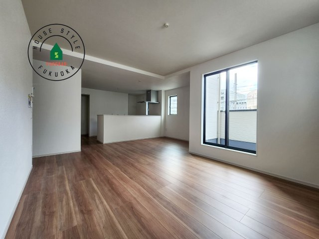 福岡市西区愛宕1丁目第3-2棟（1号棟）　の内観：施工例|キッチンからリビングをしっかり確認できます。家族の笑顔があふれる空間になりそうですね。