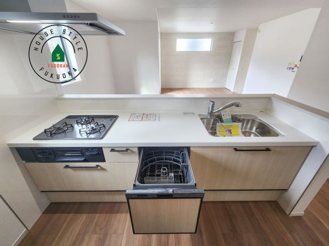 福岡市西区愛宕1丁目第3-2棟（1号棟）　の内観：施工例|ご家族を近くに感じられる対面キッチンのLDK。会話もはずみそうですね。