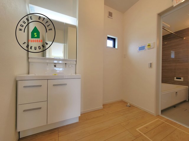 福岡市西区愛宕1丁目第3-2棟（2号棟）　の内観：施工例|ゆとりの洗面スペースで朝の身支度もスムーズに。暮らしを快適に変えるシャワー付洗面台です！