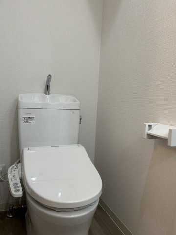 【賃貸アパート】エバーズ鶴ヶ島のトイレ|コンパクトで使いやすいトイレです