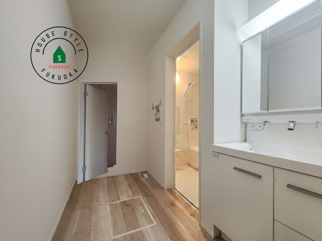 糟屋郡粕屋町甲仲原2丁目第3-1棟（1号棟）の内観：施工例|ゆとりの洗面スペースで朝の身支度もスムーズに。暮らしを快適に変えるシャワー付洗面台です！