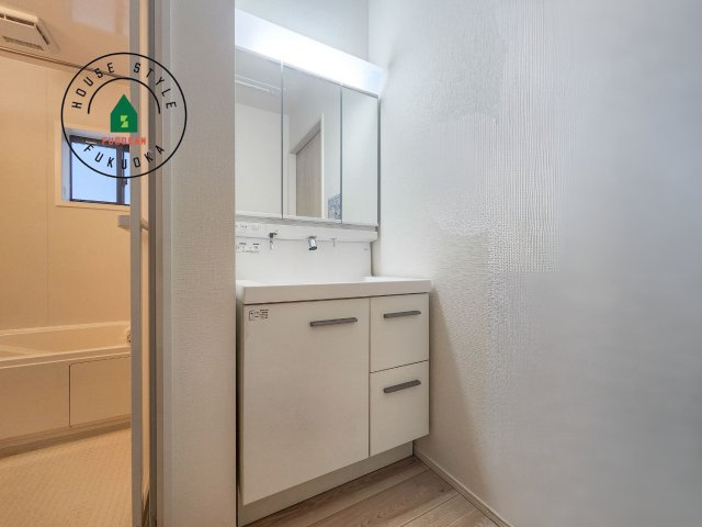 糟屋郡粕屋町甲仲原2丁目第3-1棟（1号棟）の内観：施工例|毎日使うものだから清潔な空間を保ちたい水回り。洗面にはそんな願いを解消させてくれる収納アイデアが満載です。三面鏡の裏側にはキャビネットが現れ小物から背の高い物まで収納できます。