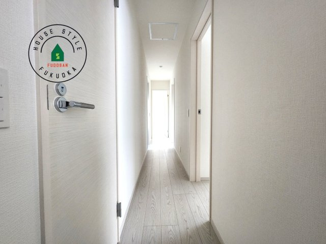 糟屋郡粕屋町甲仲原2丁目第3-1棟（1号棟）の内観：施工例|平屋はワンフロアしかないため、部屋と部屋の距離が近くなります。 生活音の緩衝材として廊下を活用するのがおすすめです。