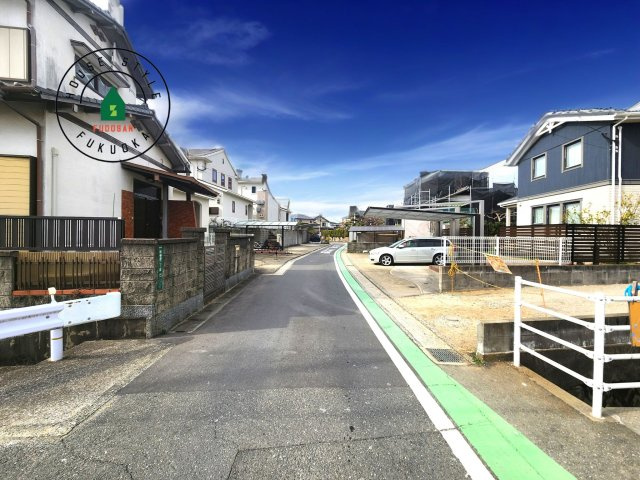糟屋郡粕屋町甲仲原2丁目第3-1棟（1号棟）の前面道路含む現地写真|前面道路は閑静な住宅地をはしる車通りの少ない道路。お車の出し入れが苦手なママや小さなお子様にも安心ですね。しっかり舗装もされているので、ベビーカーや自転車で通っても快適に通行できます。