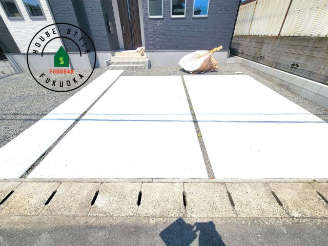 糟屋郡粕屋町甲仲原2丁目第3-1棟（1号棟）の駐車場|広々した駐車場になります。3台並列駐車となります。