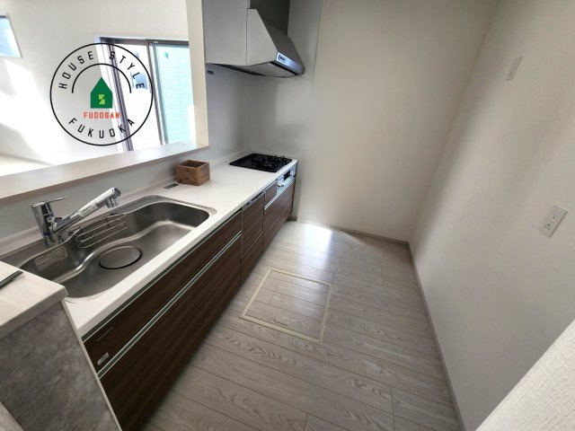 糟屋郡粕屋町甲仲原2丁目第3-1棟（1号棟）の内観：施工例|ダイニングテーブルへの配膳がラクラク、お料理はかどるカウンター付きシステムキッチン！