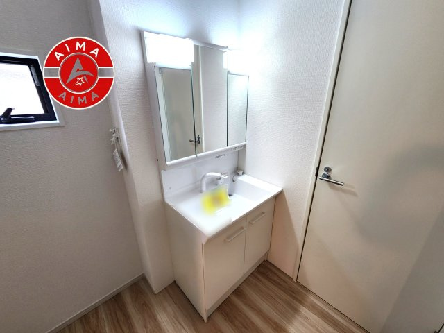 太宰府市朱雀4丁目第4-2棟（1号棟）　の内観：施工例|毎日使うものだから清潔な空間を保ちたい水回り。洗面にはそんな願いを解消させてくれる収納アイデアが満載です。三面鏡の裏側にはキャビネットが現れ小物から背の高い物まで収納できます。