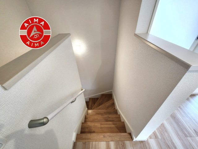 太宰府市朱雀4丁目第4-2棟（1号棟）　の内観：施工例|＜手すり付階段＞手すりがないと階段の昇り降りで危険なことはもちろん、壁に手をつきながら歩くことで壁紙が汚れやすくなります。すべての方に快適に昇り降りしていただくため、手すりを設置しました。