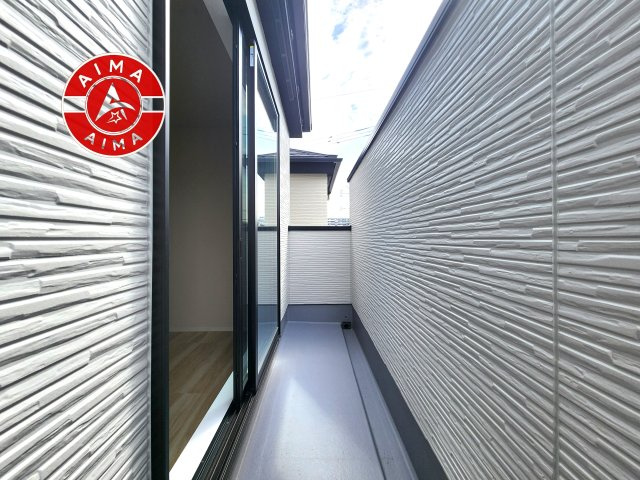 太宰府市朱雀4丁目第4-2棟（1号棟）　の外観：施工例|風をしっかりと感じられるバルコニーでは、毎日が洗濯日和です。広々としているので洗濯も楽しくなるでしょうし、気分転換にバルコニーからの眺めを楽しむのもいいでしょう。