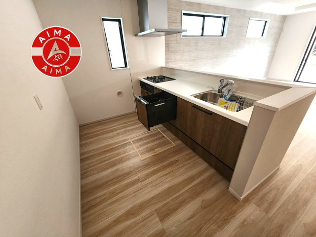 太宰府市朱雀4丁目第4-2棟（1号棟）　の内観：施工例|ダイニングテーブルへの配膳がラクラク、お料理はかどるカウンター付きシステムキッチン！