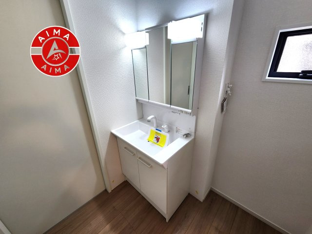 太宰府市朱雀4丁目第4-2棟（2号棟）　の内観：施工例|毎日使うものだから清潔な空間を保ちたい水回り。洗面にはそんな願いを解消させてくれる収納アイデアが満載です。三面鏡の裏側にはキャビネットが現れ小物から背の高い物まで収納できます。