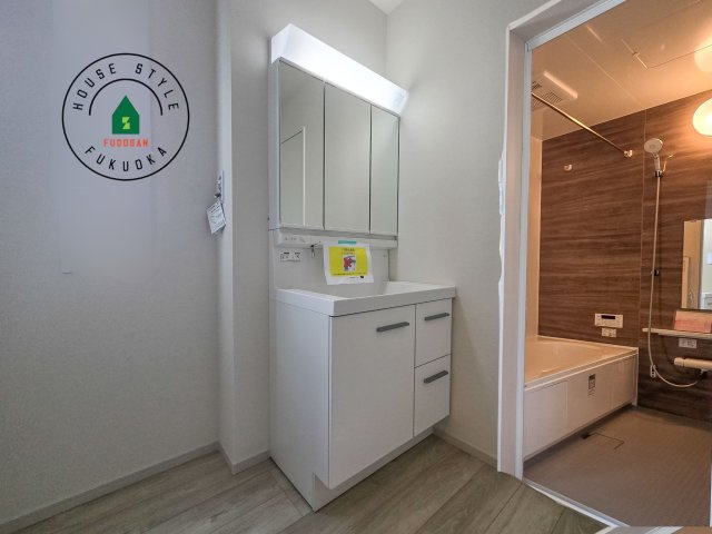 福岡市西区姪の浜1丁目第1-2棟（2号棟）　の内観：施工例|ゆとりの洗面スペースで朝の身支度もスムーズに。暮らしを快適に変えるシャワー付洗面台です！