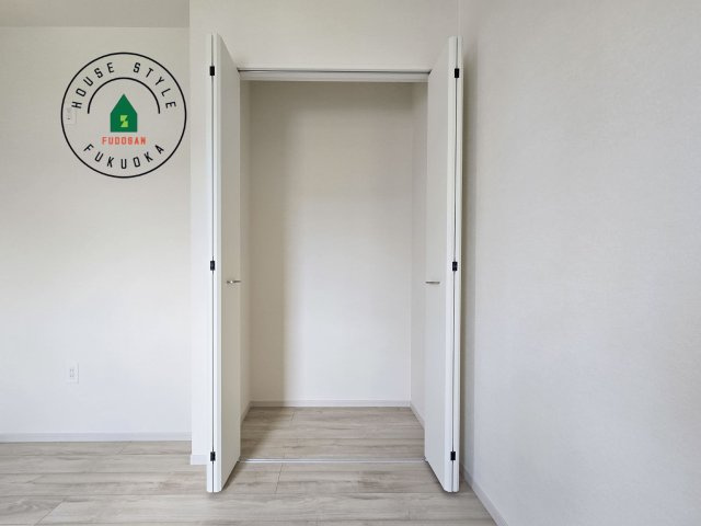 福岡市西区姪の浜1丁目第1-2棟（2号棟）　の内観：施工例|洋服や大きな荷物が多い方や人数の多いご家族などは、一般的なクローゼットよりもウォークインクローゼットのほうが使い勝手が良いです。