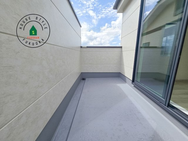 福岡市西区姪の浜1丁目第1-2棟（2号棟）　の外観：施工例|風をしっかりと感じられるバルコニーでは、毎日が洗濯日和です。広々としているので洗濯も楽しくなるでしょうし、気分転換にバルコニーからの眺めを楽しむのもいいでしょう。