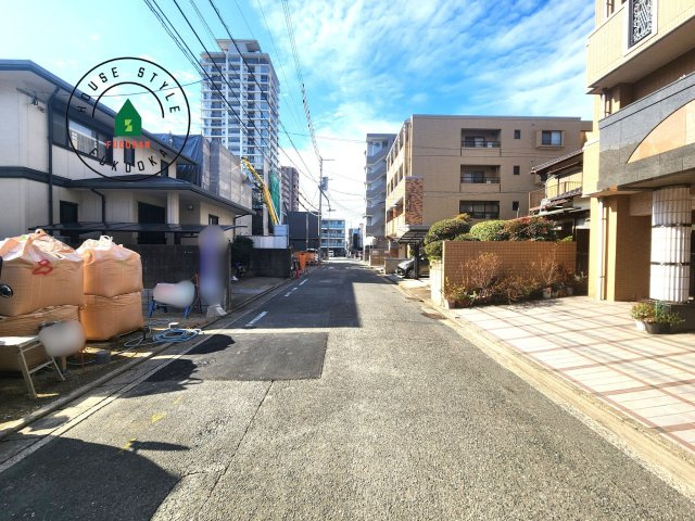 福岡市西区姪の浜1丁目第1-2棟（2号棟）　の前面道路含む現地写真|前面道路です。