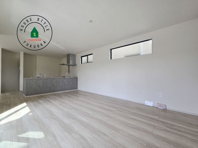 福岡市西区姪の浜1丁目第1-2棟（2号棟）　の内観：施工例|キッチンからリビングをしっかり確認できます。家族の笑顔があふれる空間になりそうですね。