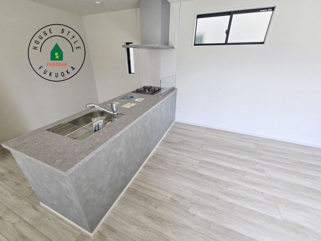 福岡市西区姪の浜1丁目第1-2棟（2号棟）　の内観：施工例|ご家族を近くに感じられる対面キッチンのLDK。会話もはずみそうですね。