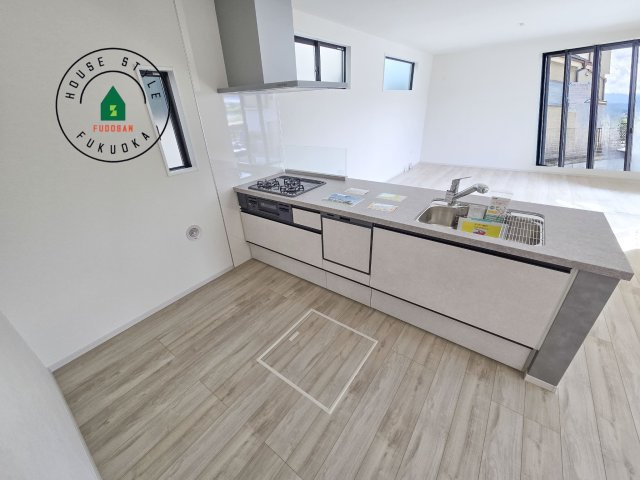 福岡市西区姪の浜1丁目第1-2棟（2号棟）　の内観：施工例|明るいキッチン作業スペースを多くとりました。ご夫婦でキッチンに立っても調理がしやすい広さです。食器類もすっきりと片付く収納は魅力的です。