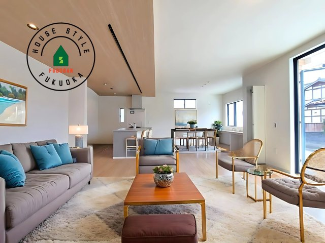 糟屋郡志免町田富4丁目第6-1棟（1号棟）の内観：施工例|明るく開放的なリビングダイニングは豊かな陽光が注ぎ込み、やすらぎの空間を演出してくれます。ご家族で楽しいひとときをお過ごし下さい。※家具はCGを合成したものです。