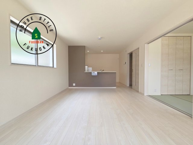 福岡市東区松崎2丁目第1-1棟（1号棟）の内観：施工例|キッチンからリビングをしっかり確認できます。家族の笑顔があふれる空間になりそうですね。