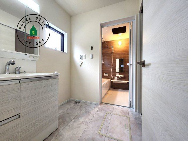 福岡市城南区七隈2丁目第6-2棟（2号棟）の脱衣所|ゆとりの洗面スペースで朝の身支度もスムーズに。暮らしを快適に変えるシャワー付洗面台です！